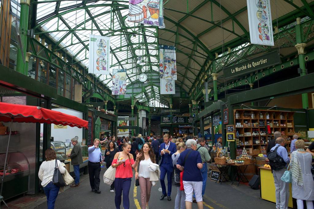 Immagine di persone che camminano all’aperto nel Borough Market