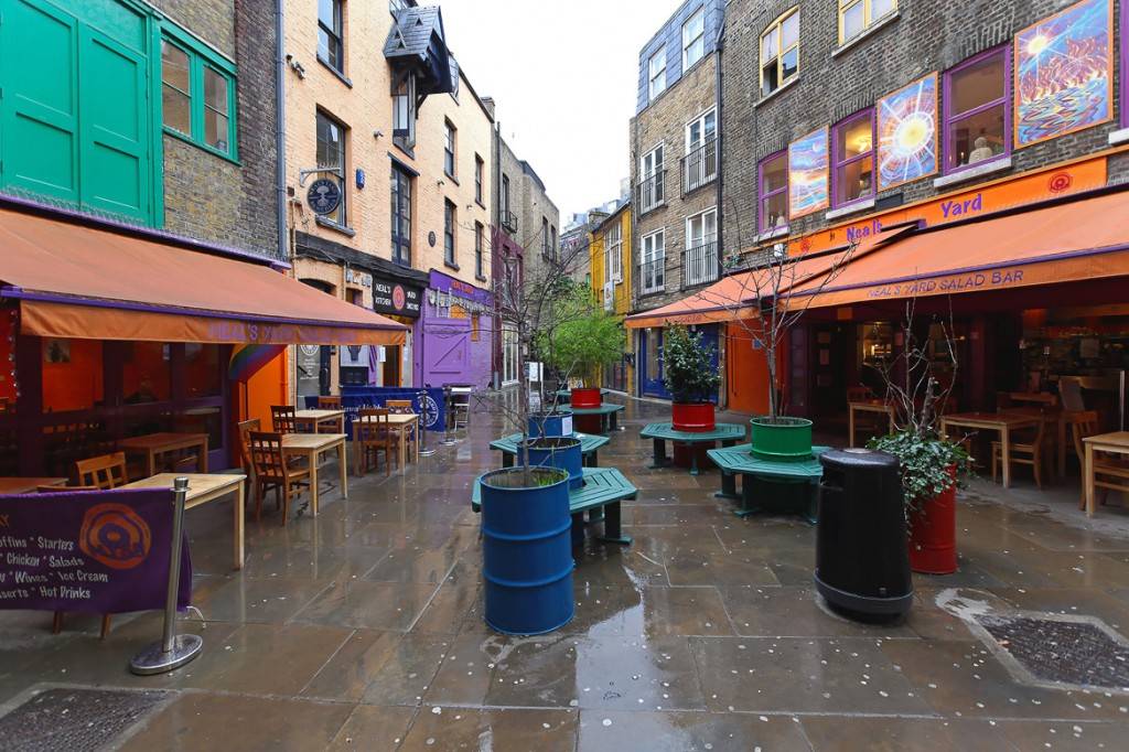 Immagine di una piccolo zona a Neal’s Yard circondata da edifice colorati