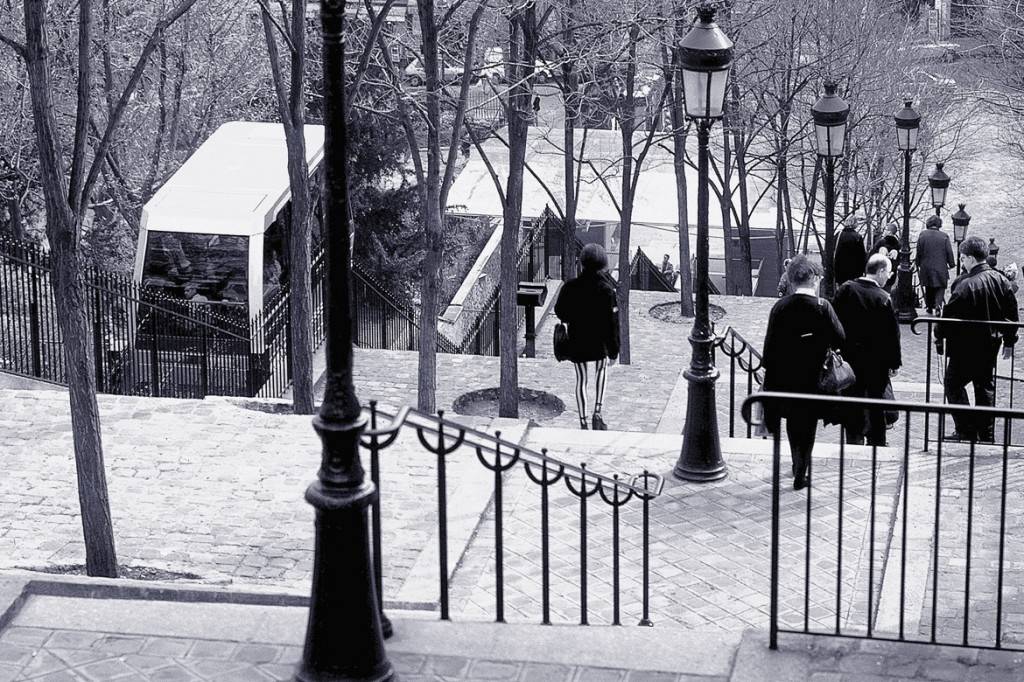Immagine in bianco e nero delle scale e della funicolare che conduce fino a Montmartre