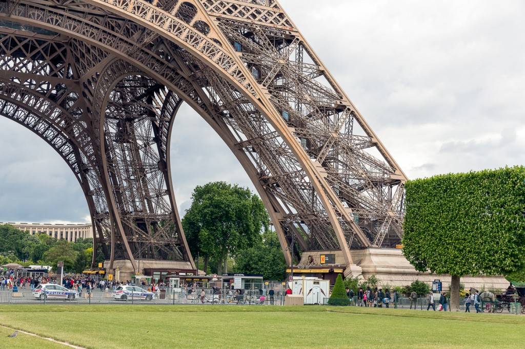 Immagine della base della Torre Eiffel, Champ de Mars e turisti