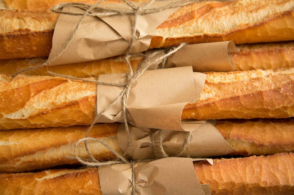 Immagine di baguettes francesi accatastate e avvolte nella carta