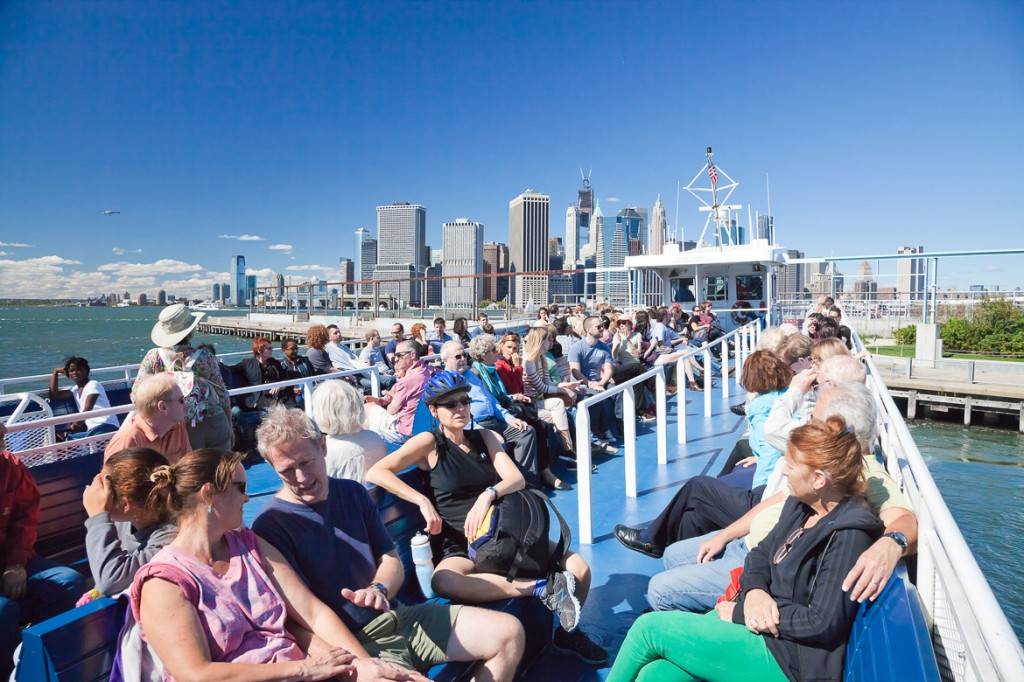 Immagine di passeggeri su un traghetto diretto a Governor’s Island