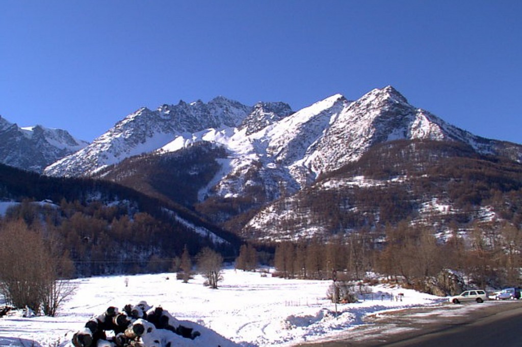 Un rilievo montuoso delle Alpi francesi