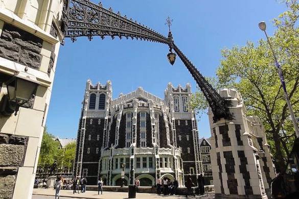 Foto dell’edificio gotico Shepard Hall nel campus del City College