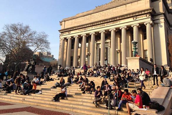 Foto della biblioteca della Columbia University con studenti seduti sugli scalini
