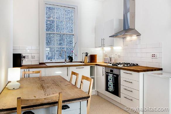 Foto di una cucina di LN-1080 con elettrodomestici moderni e superfici in legno