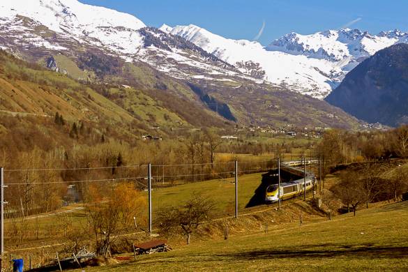 Foto di un treno che attraversa le montagne