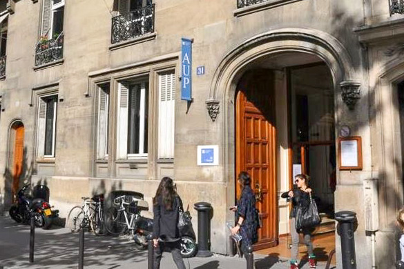 Foto degli studenti fuori dalla American University of Paris