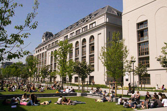 Foto di studenti fuori dalla Paris VII Diderot
