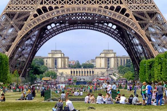 Foto di turisti che fanno un picnic sotto la Tour Eiffel