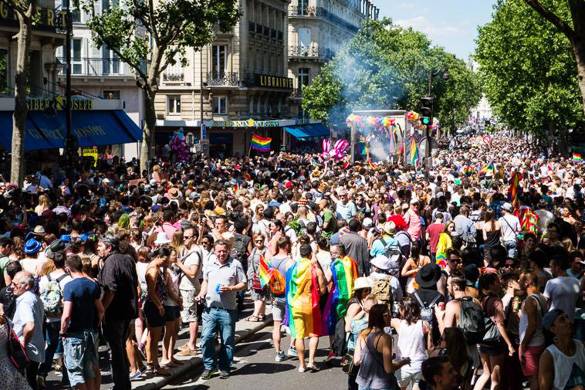Foto di una parata del Gay Pride a Parigi