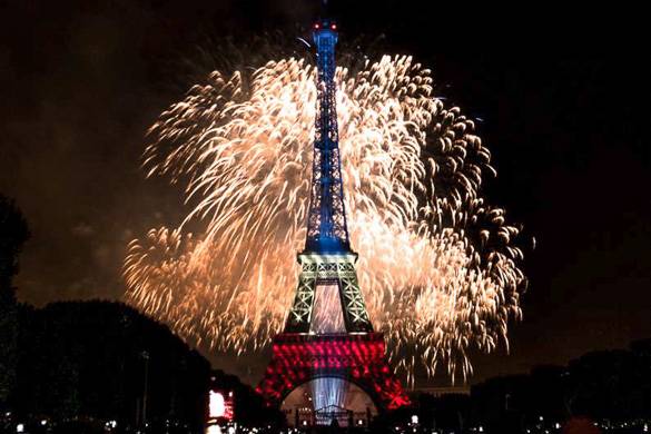 Foto dei fuochi d'artificio attorno alla Tour Eiffel il 14 luglio