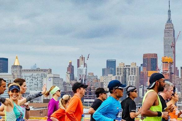 Foto di atleti di fronte allo skyline di NY