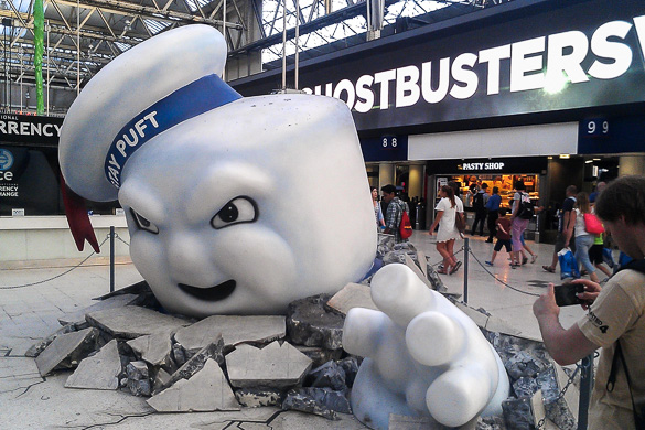 Immagine di un personaggio del film Ghostbusters che spunta dal marciapiede a New York