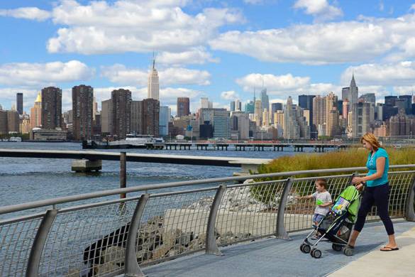 immagine della promenade lungo l’argine a Greenpoint, Brooklyn