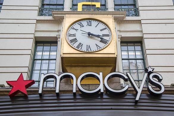 Immagine dell’insegna con orologio del Macy’s a Herald Square vista da fuori di giorno.