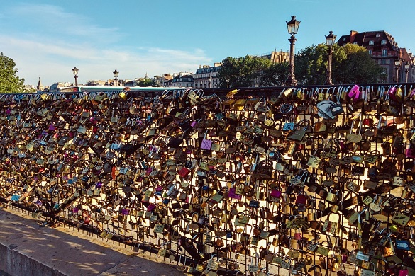 Foto di un ponte ricoperto di lucchetti a Parigi