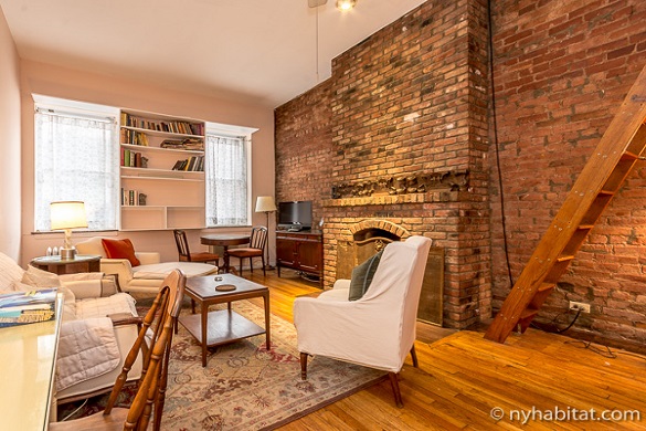 Immagine della zona soggiorno di NY-12100 in un brownstone a Chelsea con pareti di mattoni a vista e caminetto