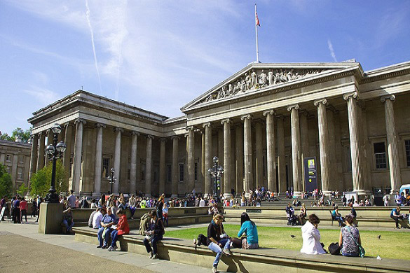 Immagine di persone sedute sui gradini e nel giardino del British Museum