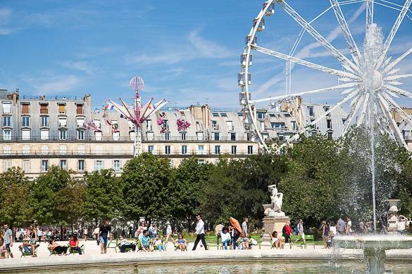 Immagine della Fête des Tuileries con la ruota panoramica, montagne russe e fontane