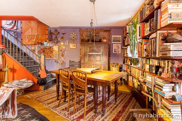 Immagine di un tavolo da pranzo situato all’interno del colorato appartamento ammobiliato NY-10893 nella zona di East Village
