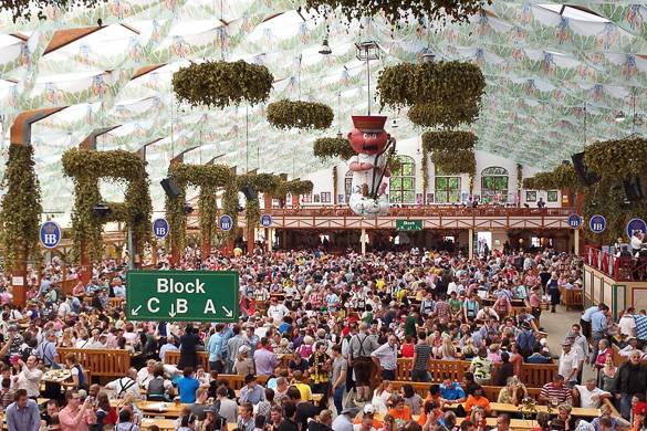 Immagine di una folla in un grande giardino all’aperto dedicato all’Oktoberfest