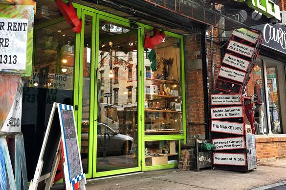 Immagine dell’entrata del Mini Mall a Brooklyn