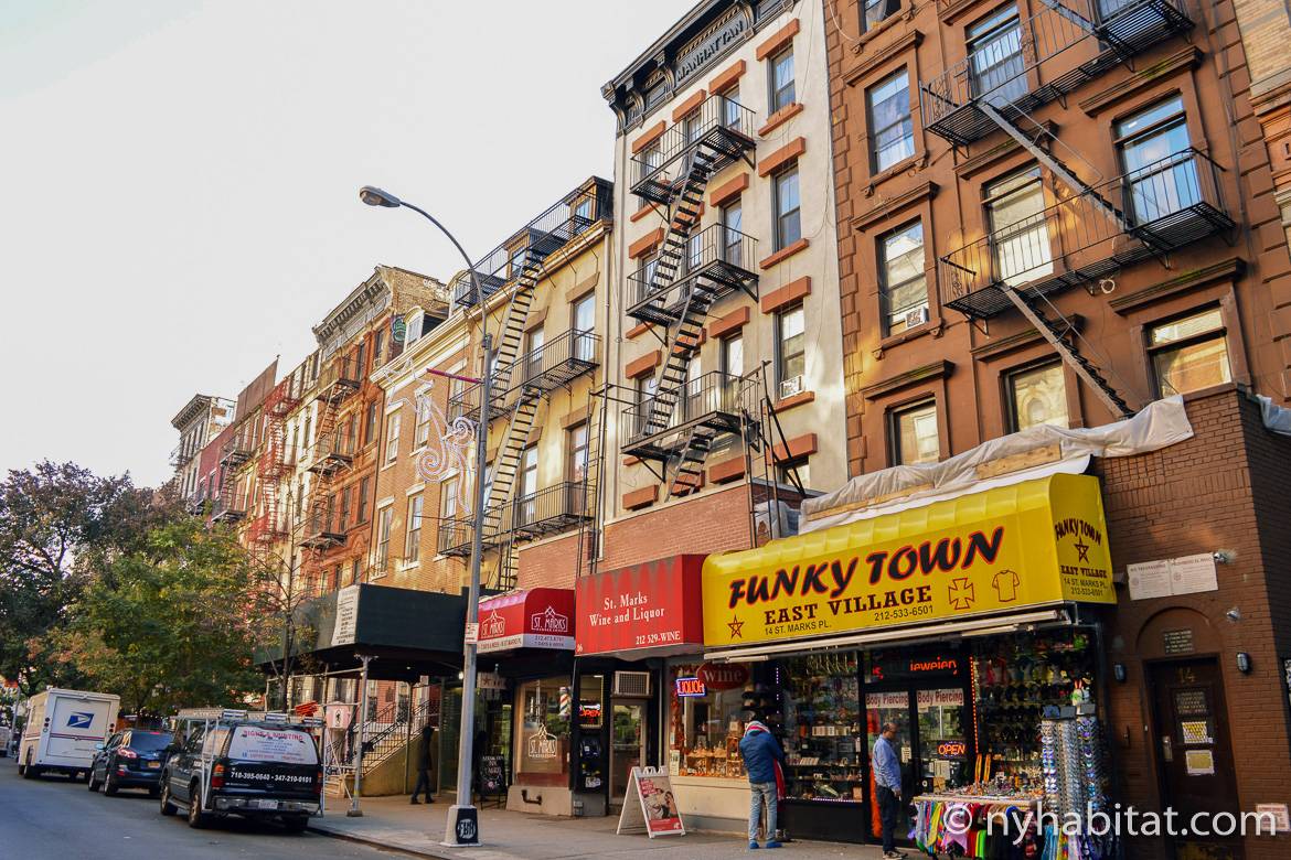 Immagine di una strada di East Village con appartamenti, scala anti incendio e negozi