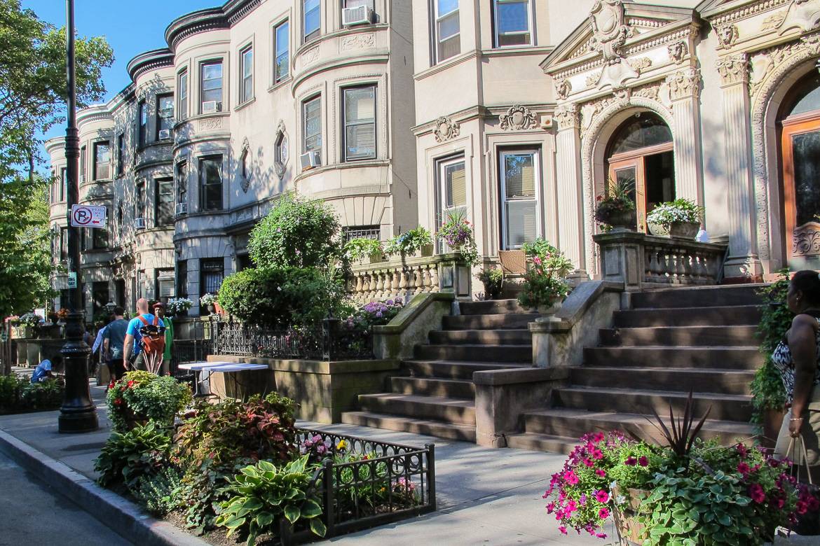 Immagine di una strada di quartiere a Brooklyn con case a schiera e verde