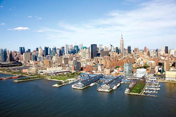 Vista dall’alto del Complesso Sportivo dei Chelsea Piers con il fiume Hudson e lo skyline di Manhattan