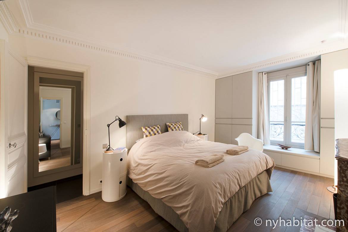 Immagine di camera da letto PA-4708 con letto e letto e finestra in angolo