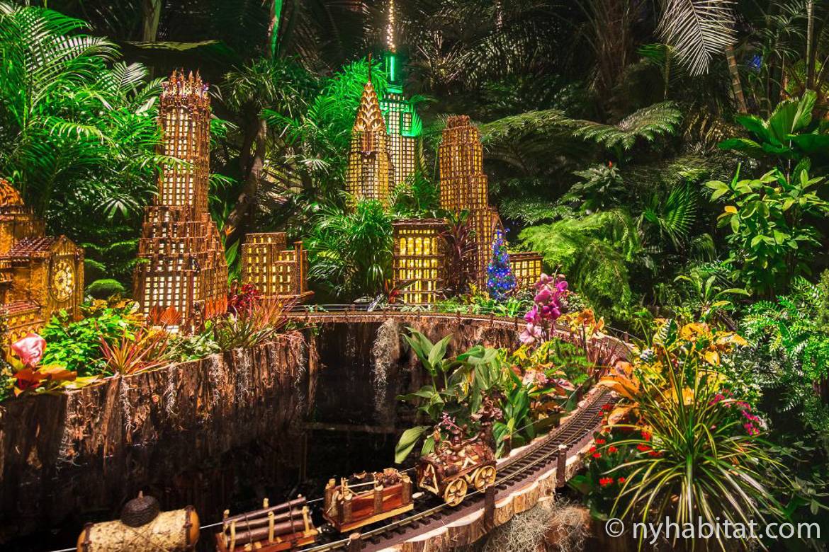 Immagine di un modellino dei monumenti più famosi della città con tanto di trenini all’Holiday Train Show presso il Giardino Botanico di New York