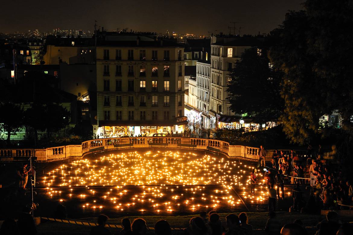 Immagine della piazza di Montmartre illuminata di candele durante il festeggiamento della Nuit Blanche.