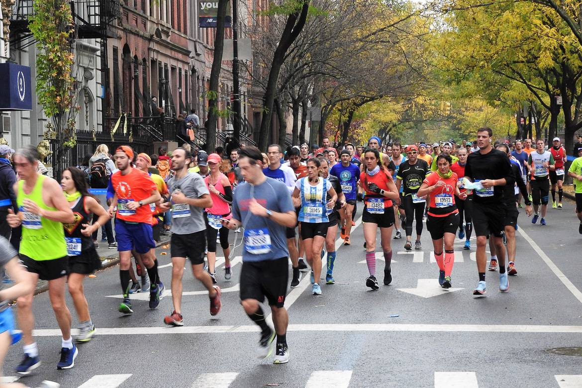 Immagine di podisti che corrono nell’Upper West Side durante la maratona di New York.