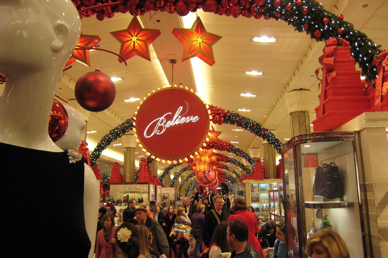 Immagine dell’interno del grande magazzino Macy’s a New York decorato per la stagione natalizia.