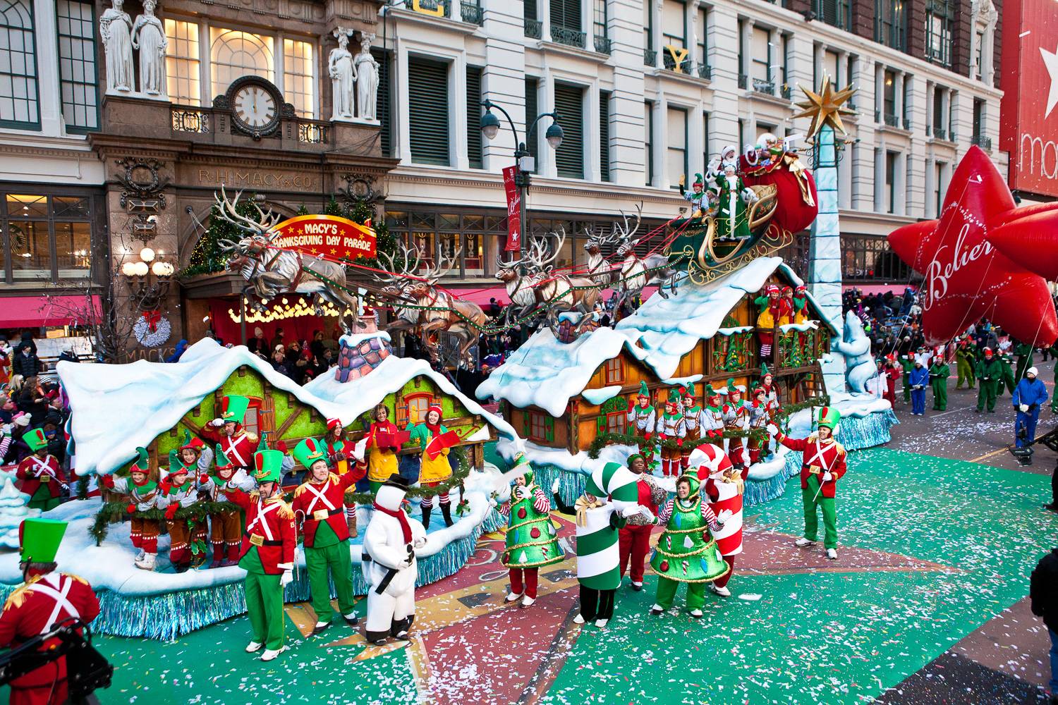 Immagine di Babbo Natale su un carro a tema natalizio durante la Parata del giorno del Ringraziamento di Macy’s a Herald Square.