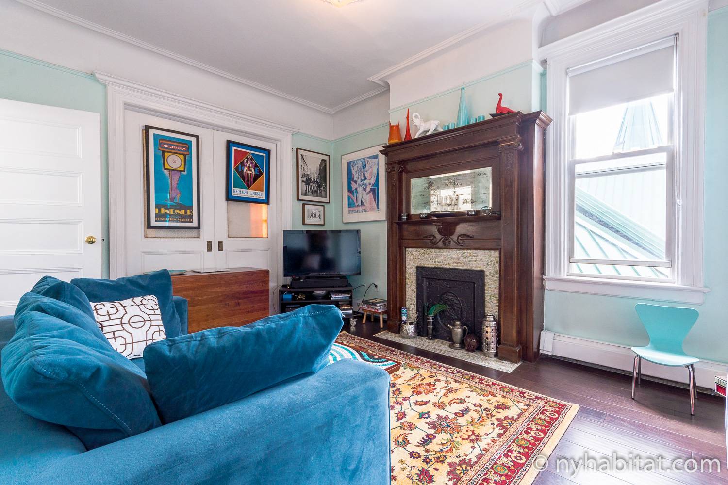 Immagine di un’area soggiorno di NY-17230 con sofa, caminetto decorativo, televisione, tappeto e lavori artistici.