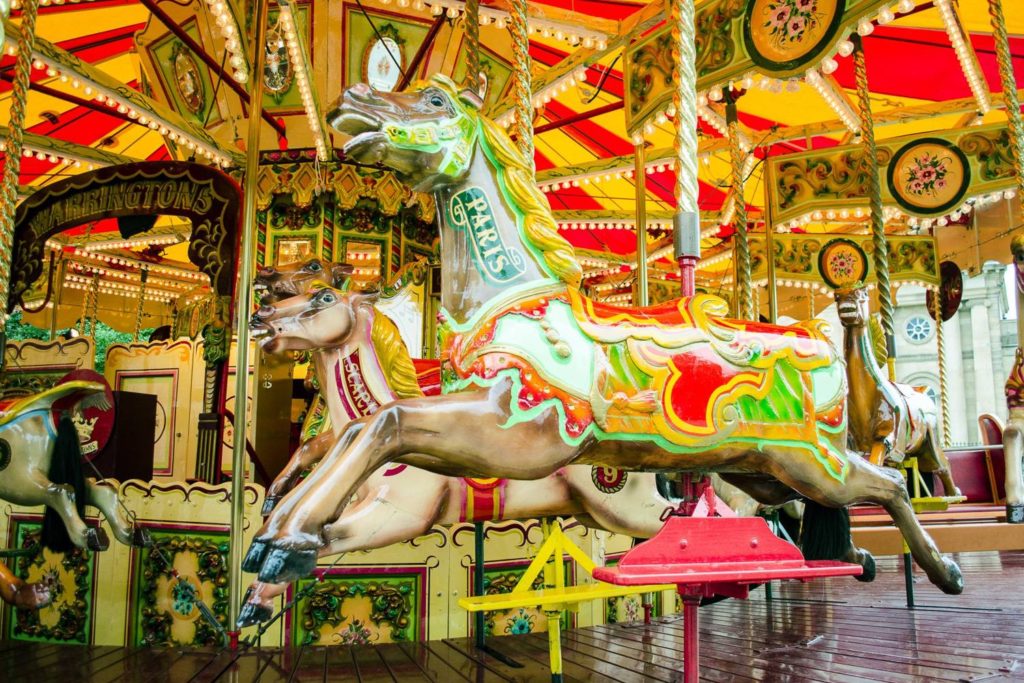Immagine di una giostra di cavalli in un luna park.