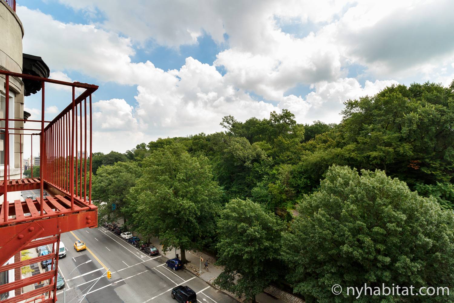 Immagine di una scala antincendio rossa fuori dall’appartamento NY-14853 con vista su Central Park.