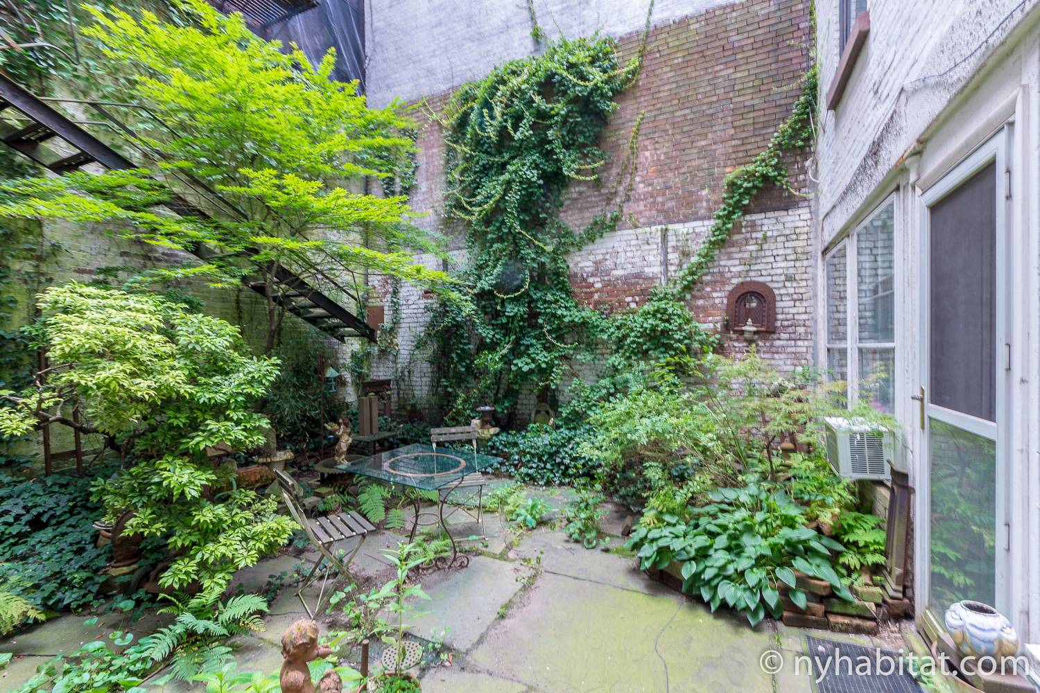 Immagine del giardino di NY-15343 con patio, tavolo e sedie.