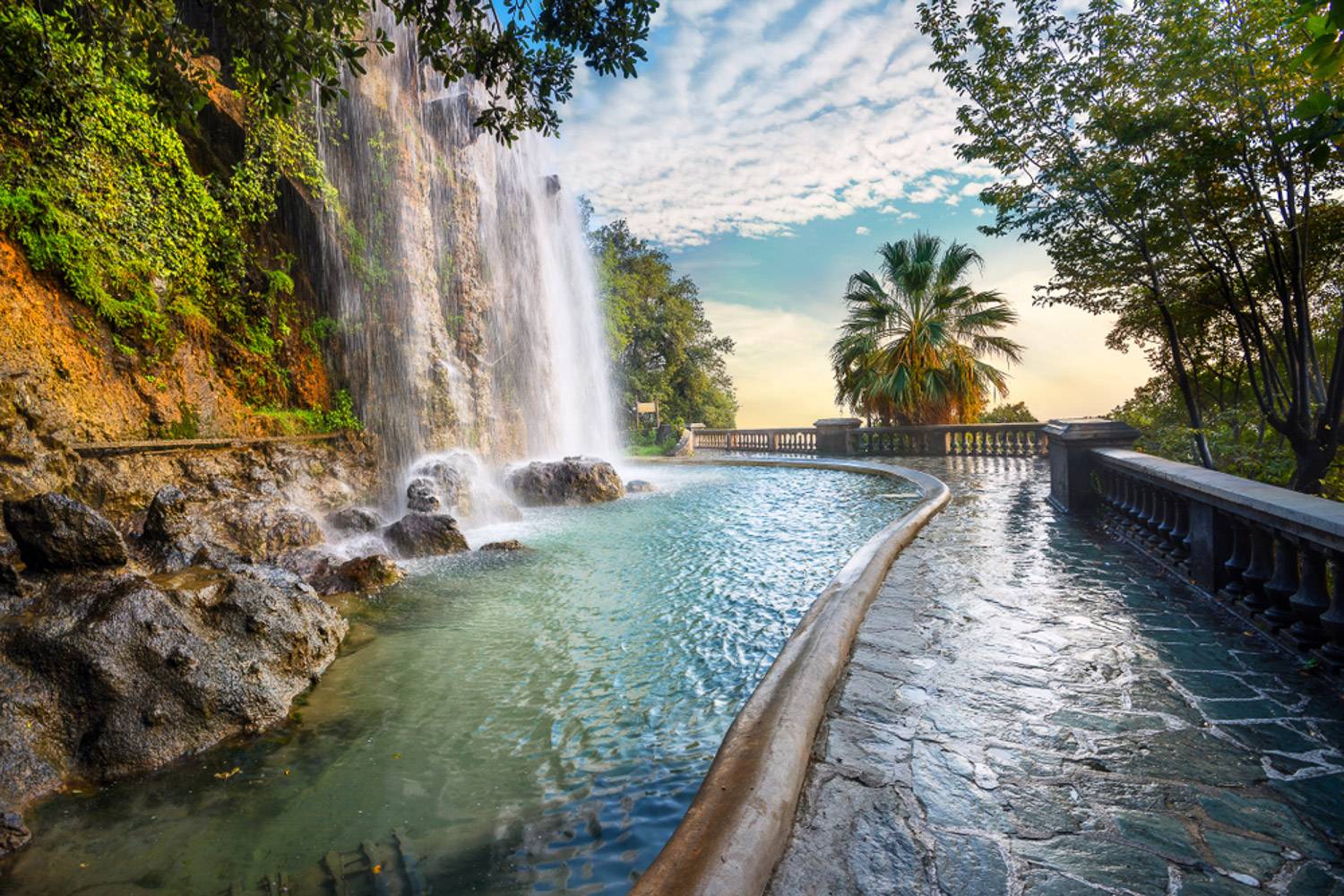 Immagine di una cascata accanto a un sentiero nel Parco del Castello a Nizza.