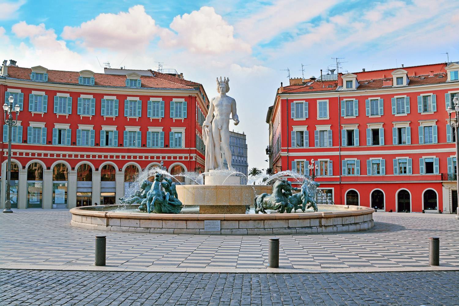 Immagine della statua di Apollo nella Fontana del Sole a Place Massena a Nizza.