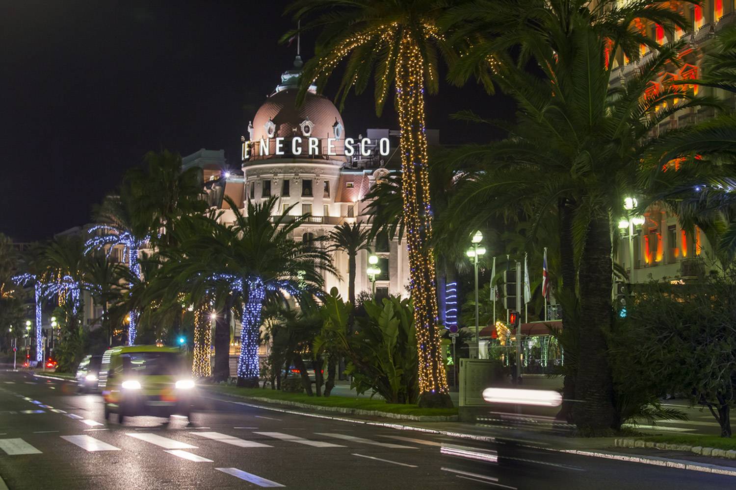 Immagine dell’hotel Le Negresco sulla Promenade Anglais a Nizza di notte.