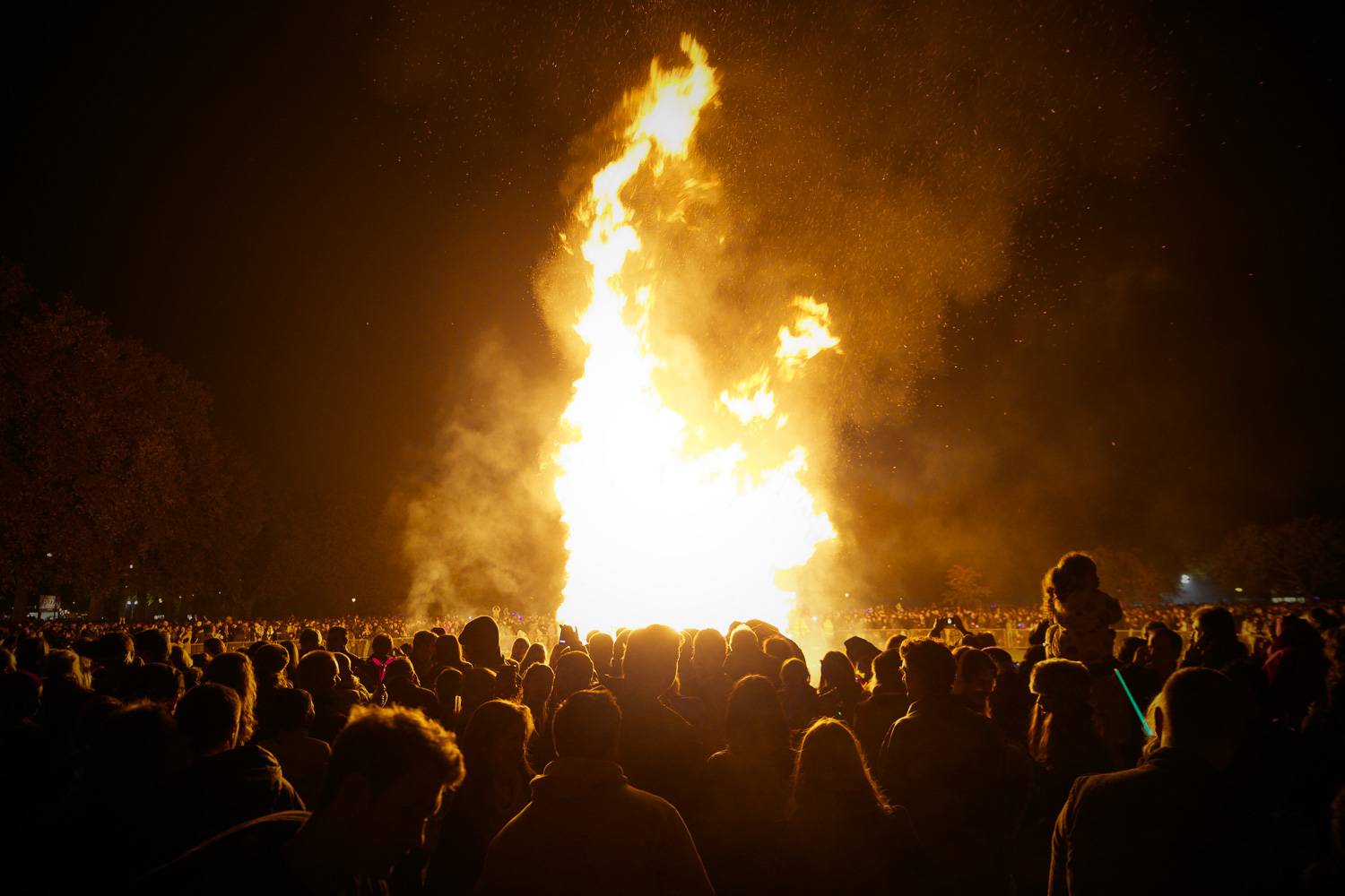 Una fotografia di un gruppo di persone radunate per guardare i fuochi d’artificio in commemorazione del 5 novembre.