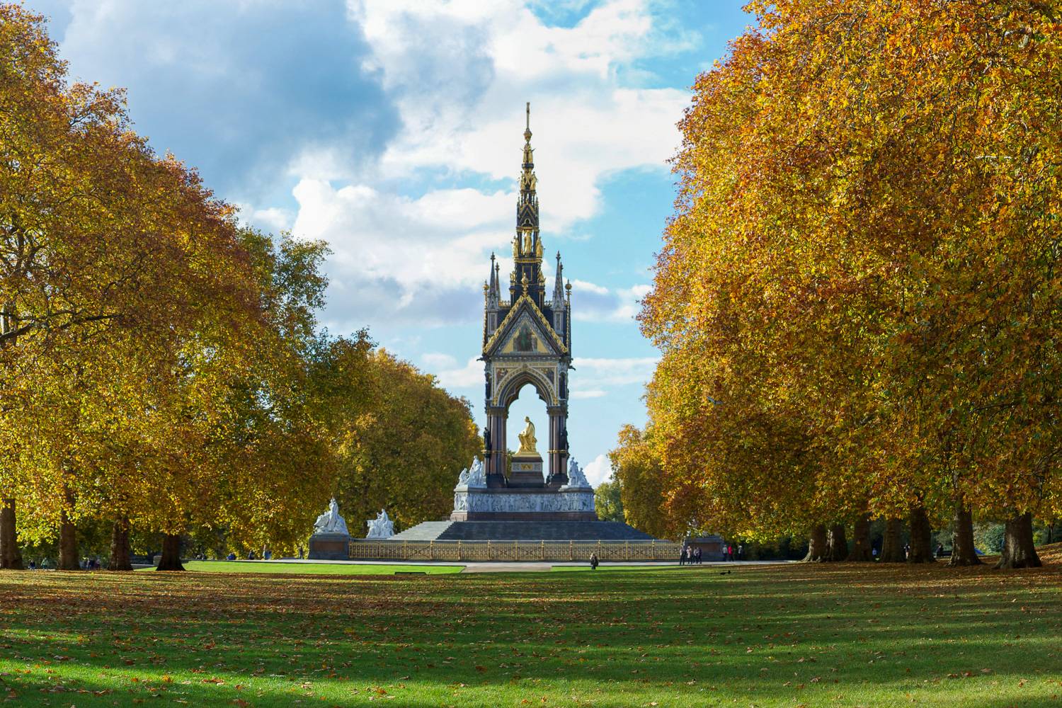 Un’immagine dell’Albert Memorial, un monumento storico di Hyde Park.