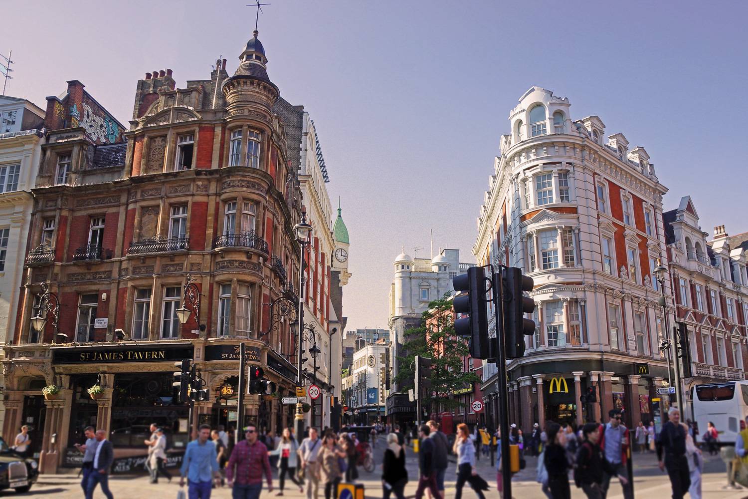 Un’immagine diurna di un incrocio di Soho, con edifici dall’architettura unica.