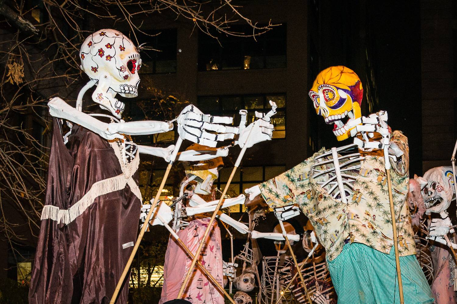 Immagine di alcuni scheletri pitturati della Village Parade di Greenwich Village, New York.