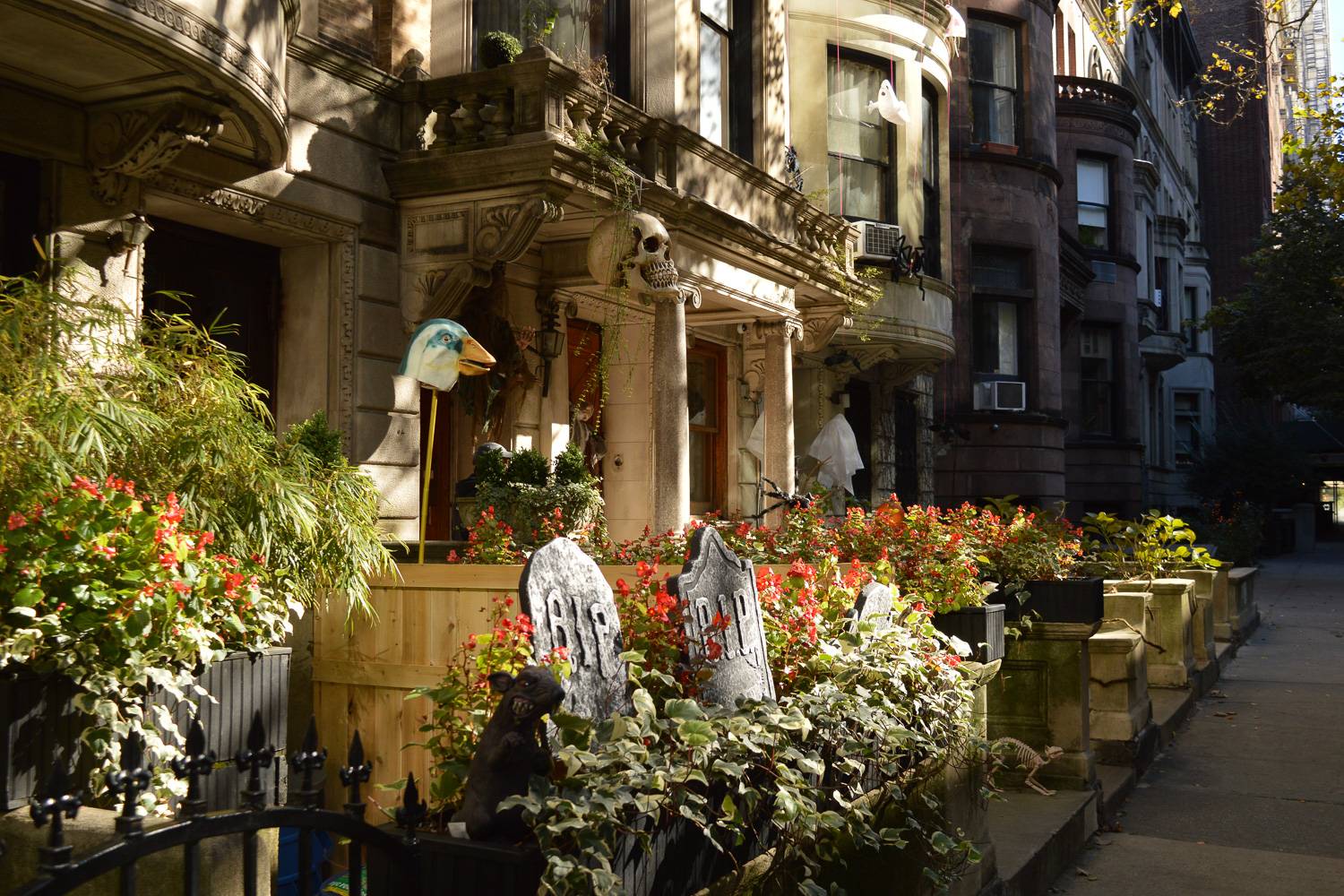 Immagine delle decorazioni di Halloween davanti a un appartamento di Manhattan.
