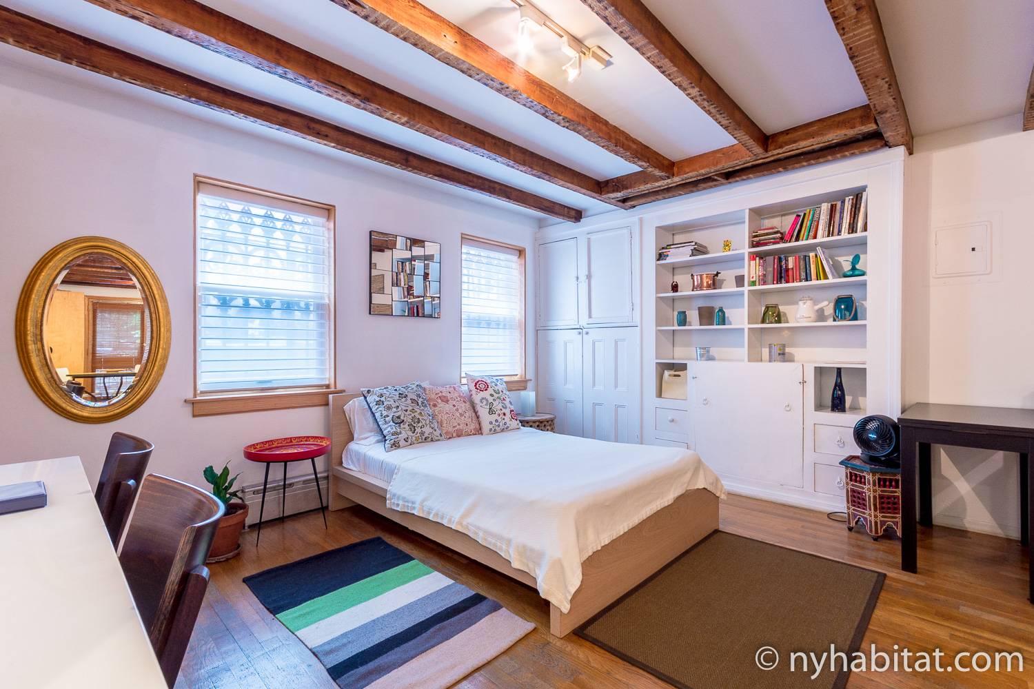 Immagine del letto e delle mensole ad incasso di un monolocale a Williamsburg, Brooklyn (ID dell’appartamento: NY-10856).