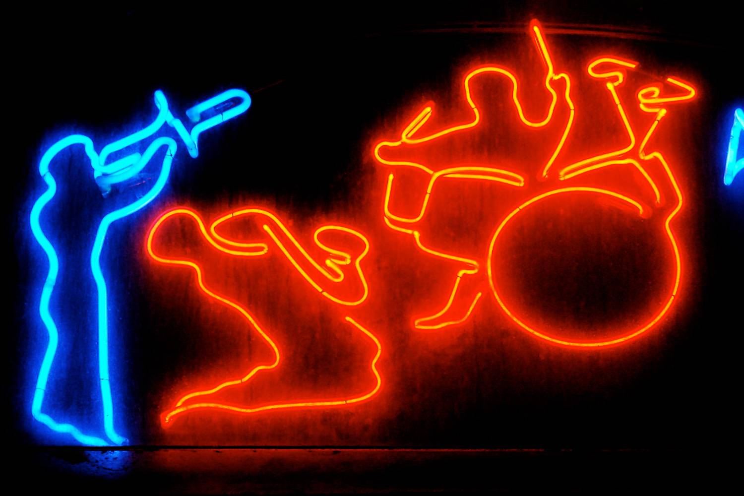 Immagine di un segnale a neon che mostra musicisti jazz con i loro strumenti.